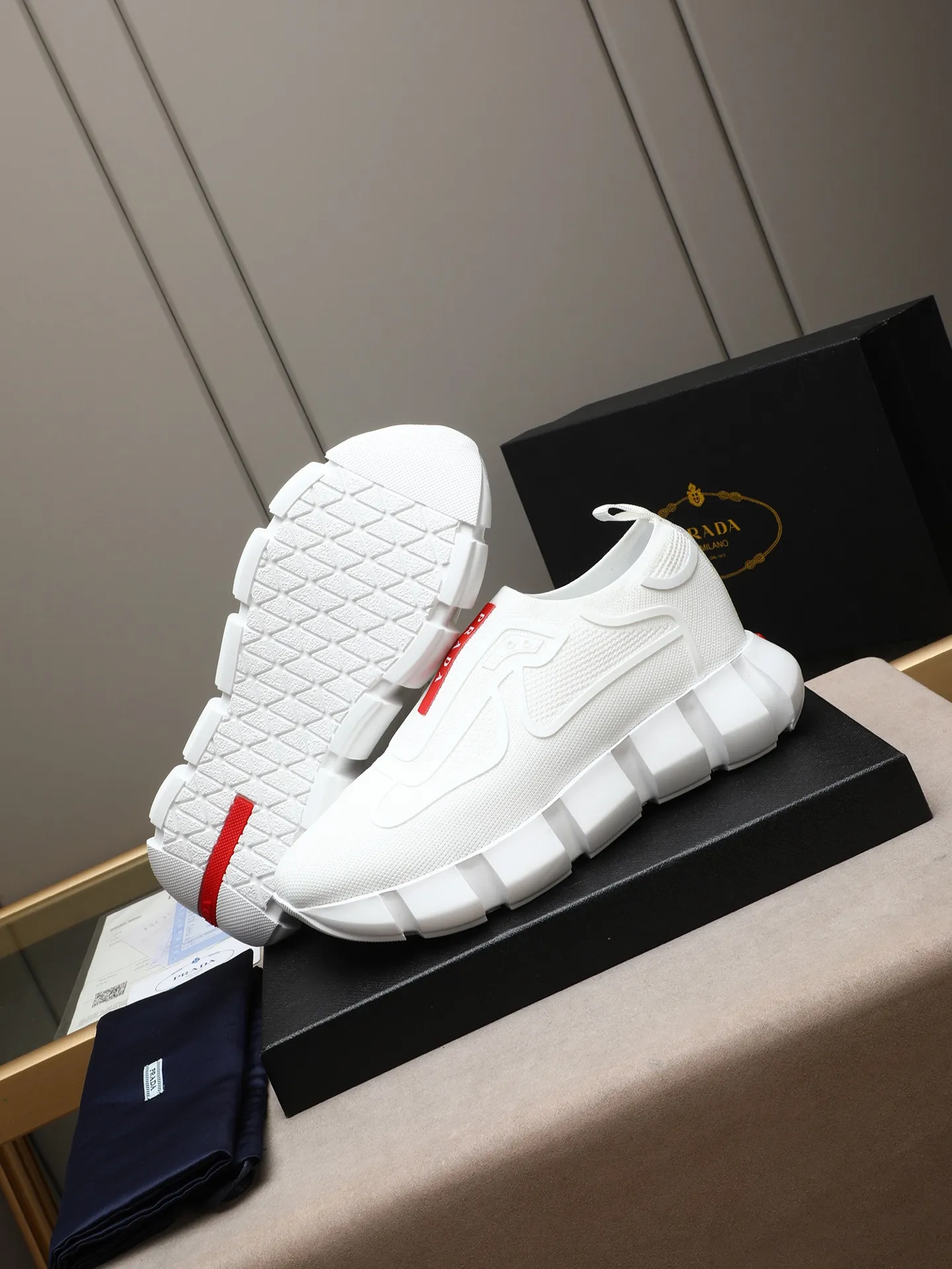 Men's shoes 💰460 PRADA/Prada men's lace-up casual sports shoes, the upper is made of high-elastic fly woven➕joined with breathable mesh. It is soft, comfortable and breathable. The tongue is decorated with the PRADA brand letter logo. The thick rubber sole echoes the red label tongue. The style is fashionable and generous. The details are carefully crafted. A casual sports shoe with a super western style and excellent breathability!  Size: 38-44 (45 46 customized)